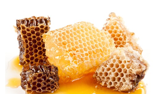 取适量的蜂蜜加2到3倍的水稀释后，用蜂蜜涂抹于面部，可以使皮肤光洁细嫩，并减少皱纹。最好是在晚上睡前30分钟使用。