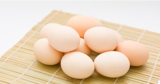 鸡蛋把鸡蛋的蛋清取出，涂抹于面部皱纹处，安静等待15-20分钟左右后用清水洗净，可以有效的防止皱纹，要是在睡前半个小时左右进行比较好。
