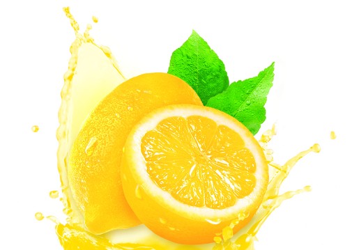 柠檬将柠檬切成薄片，放入温水中浸泡，停几个小时后，在用浸泡过柠檬的水洗脸，可以使皮肤变得白皙，并且还能防治脸部皮肤病。