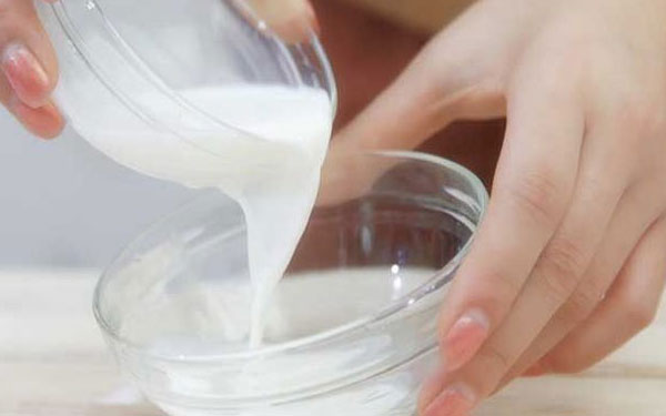 牛奶面膜  　　准备一小杯鲜奶，（夏天的时候,也可以把鲜奶到放到冰箱里,敷上凉凉的,会更舒服）。用蒸气蒸脸,将化妆棉吸满鲜奶，敷在脸上十五分钟左右，取下，用清水将脸上的牛奶洗净。长期坚持，可以使肤色白净均匀。