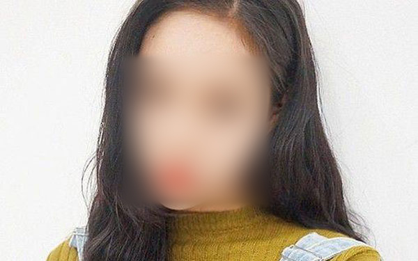 韩妞必备的空气刘海卷发，长脸圆脸妹子都适合的一款发型，中分长发加上薄刘海减龄效果更好，长发披肩女神感爆棚。