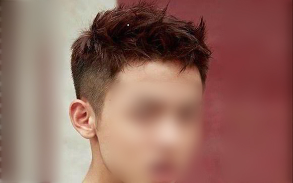 短发+露额  　　短发露额发型是男生发型中最普遍的发型，它不但让整个五官展露无遗，同时对圆脸或者短脸有拉长的效果。这款发型虽然普遍，但是仍然可以像图片这样，通过发色和发蜡，制造个性！这款发型比较适合发质较硬的男生。