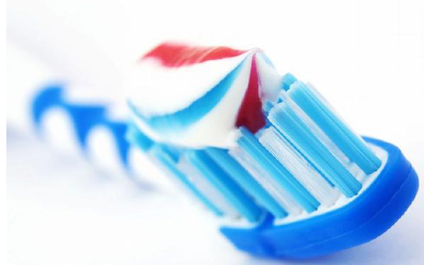 祛痘用牙膏  　　牙膏不仅能够保护我们的牙齿，它还有很好的消炎和清凉效果，在脸上痘痘出现红肿的时候，涂一些牙膏在患处，能够快速地起到消肿的作用，之后洗净就可以了。