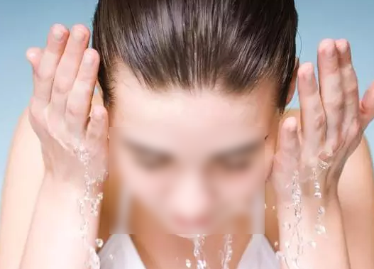 洗脸用冷水还是热水好？